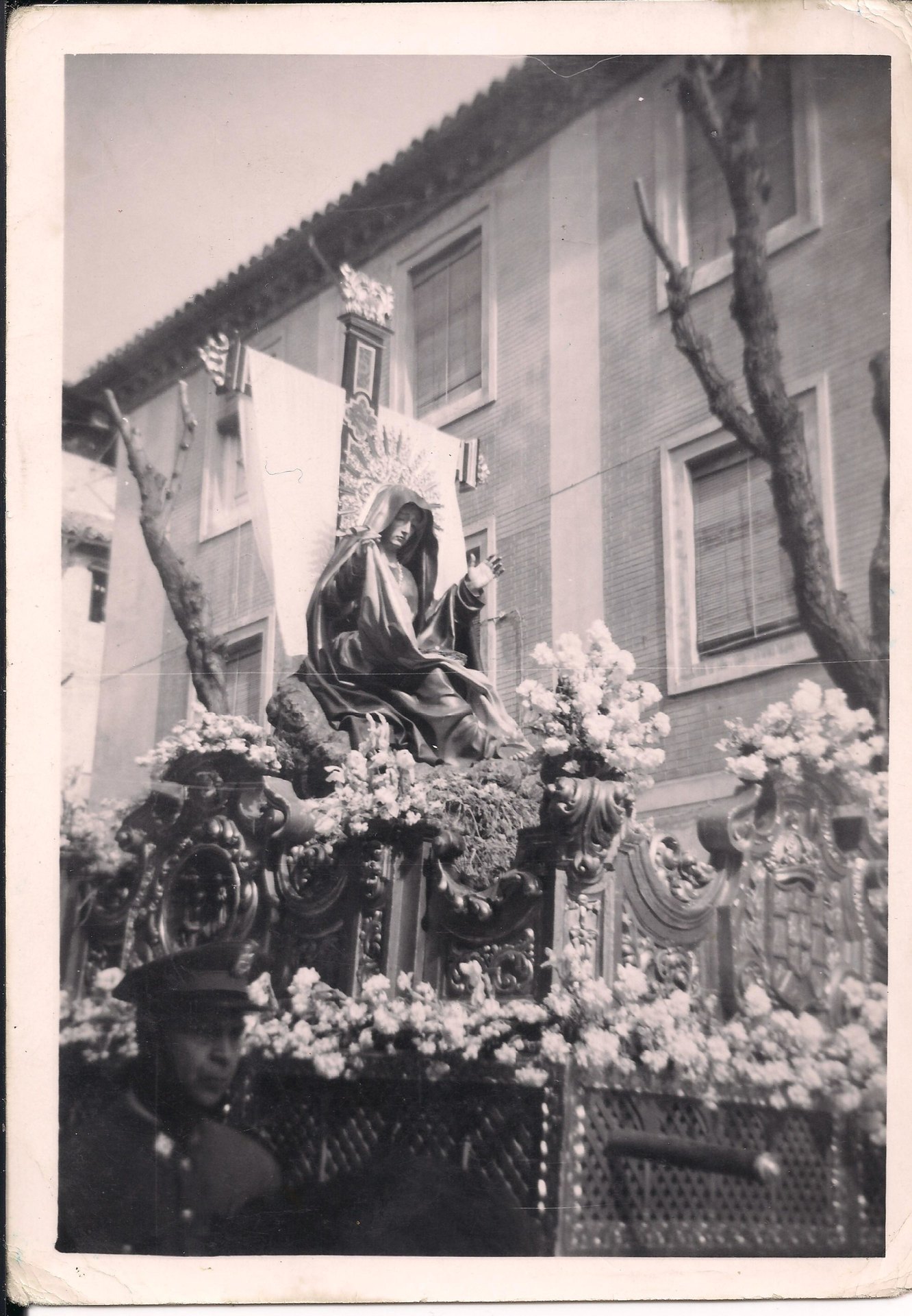 Fotografía antigua del paso de la Soledad por el Realejo