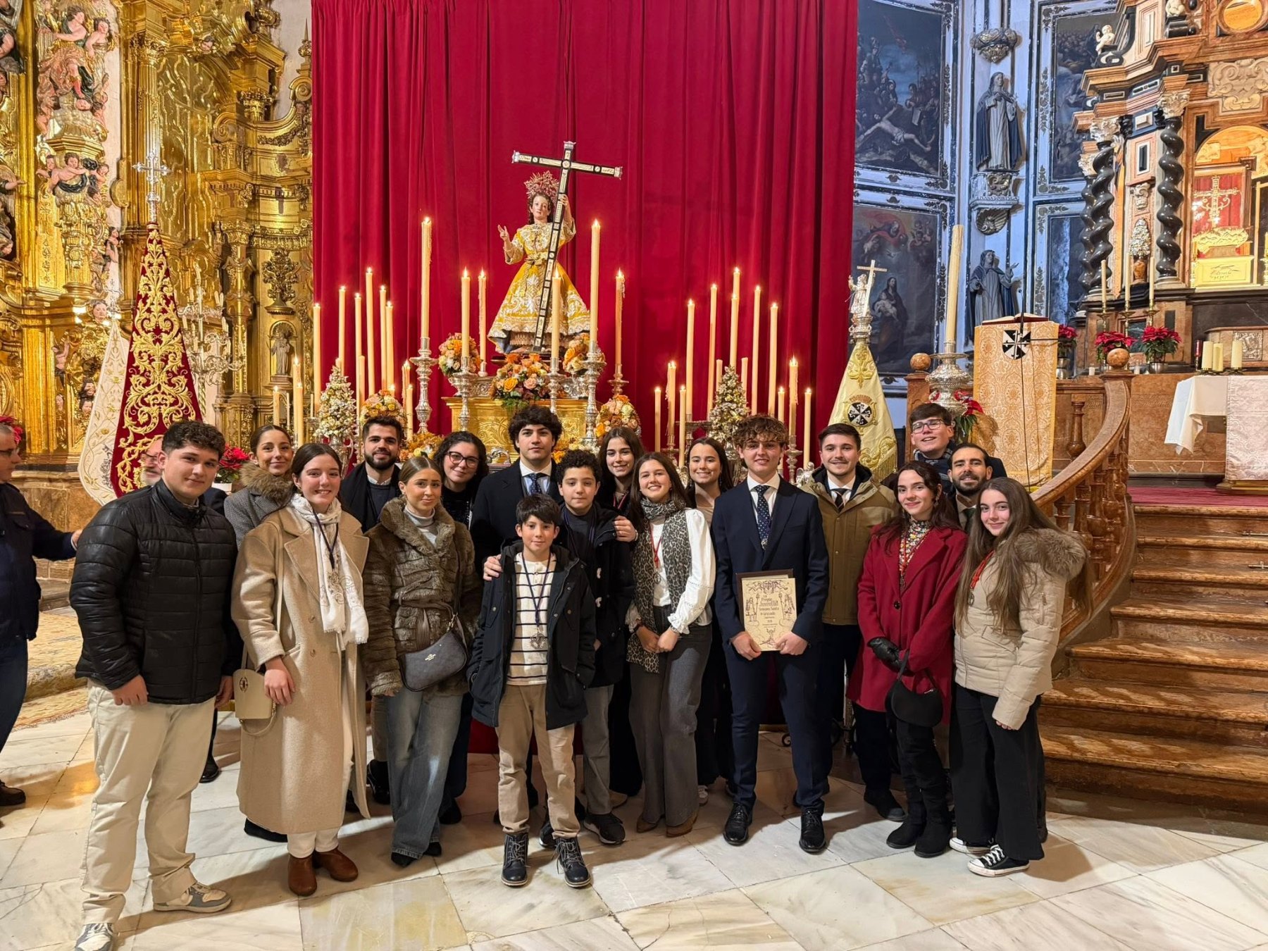 Grupo Joven de la Cofradía ante el Dulce Nombre de Jesús