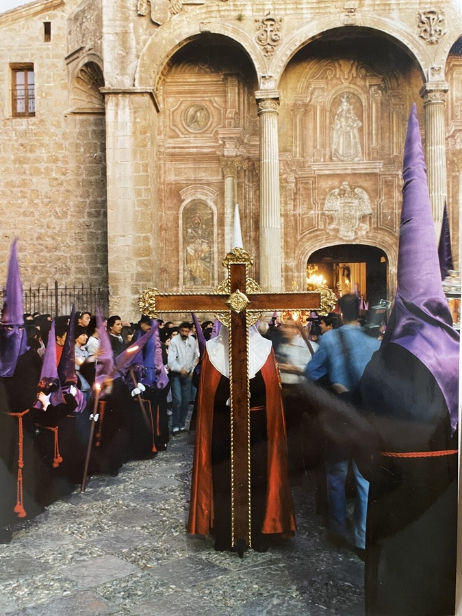 Nazarenos bajo el pórtico