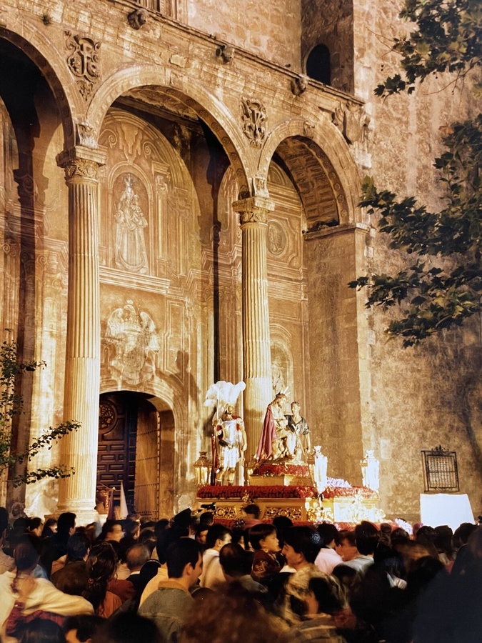 Salida bajo el pórtico de Santo Domingo