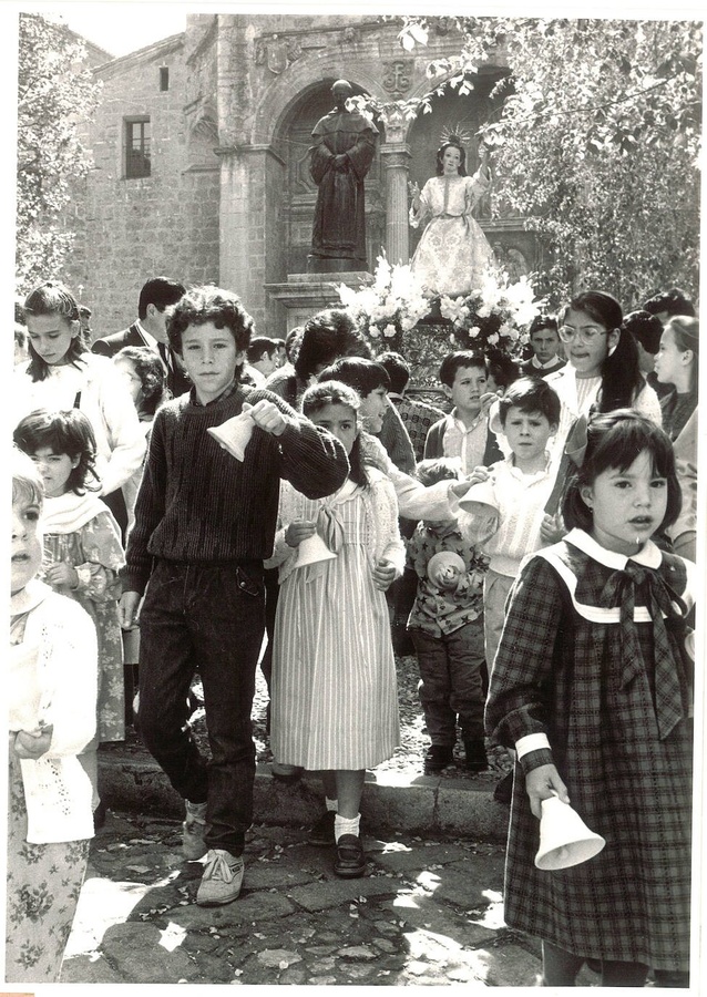 Niños con sus campanillas de barro en «Los Facundillos»