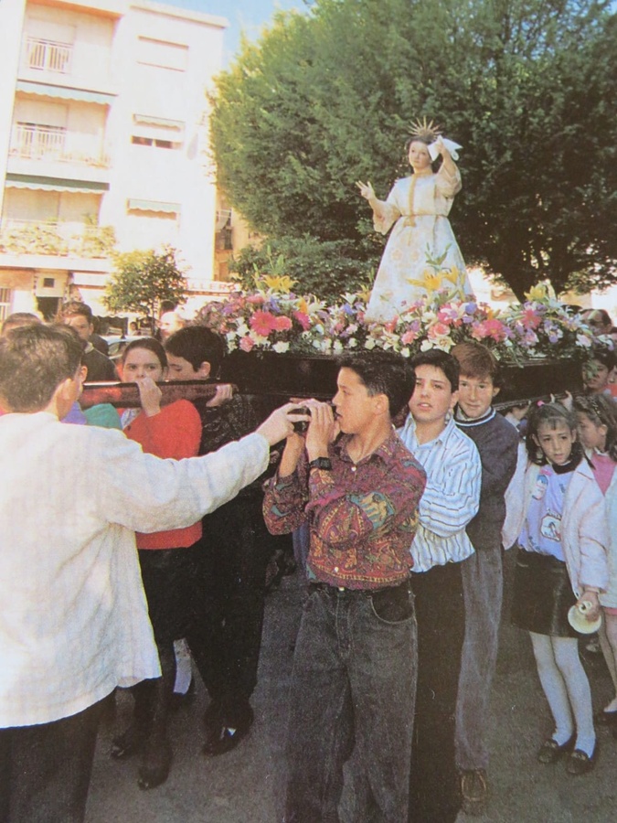 Jóvenes de la Cofradía portan al Dulce Nombre de Jesús