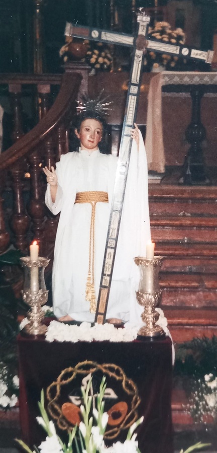 El Dulce Nombre de Jesús con túnica blanca, en una fotografía antigua
