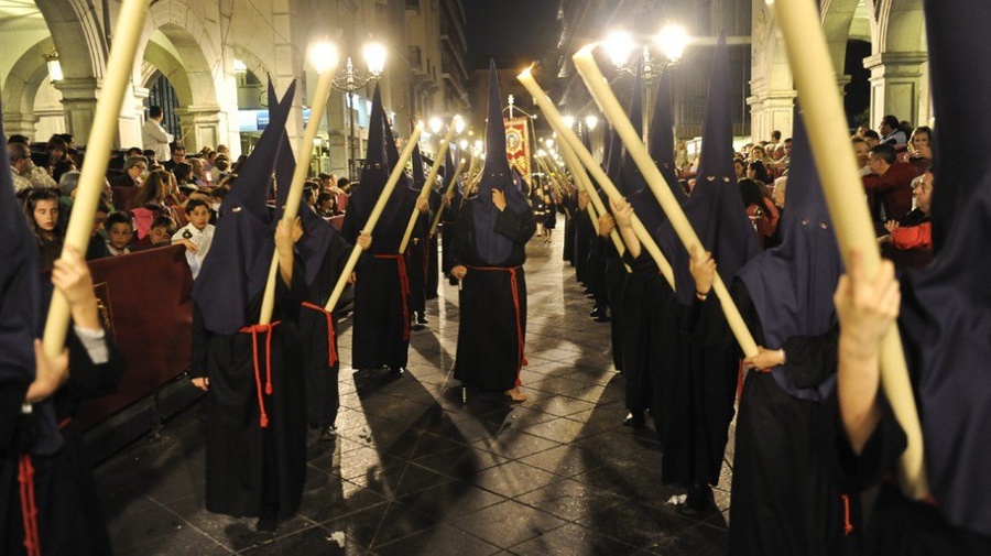 Tramo de nazarenos por tribuna de Ganivet
