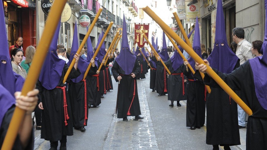 Tramo de nazarenos y Guión del Gallo